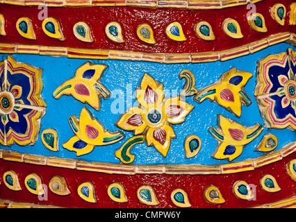 Arte nativa scolpito sul muro del tempio. Foto Stock