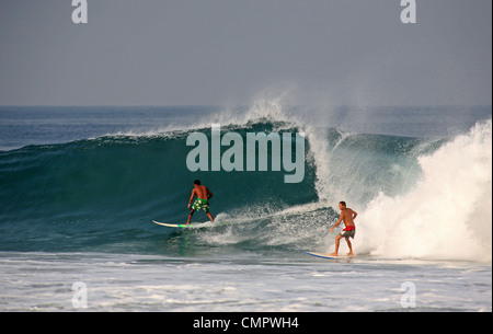 Navigazione a Zicatela Spiaggia di Puerto Escondido. La famosa spiaggia per il surf è anche conosciuta come la Pipeline messicana. Messico Foto Stock