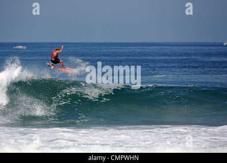 Navigazione a Zicatela Spiaggia di Puerto Escondido. La famosa spiaggia per il surf è anche conosciuta come la Pipeline messicana. Messico Foto Stock