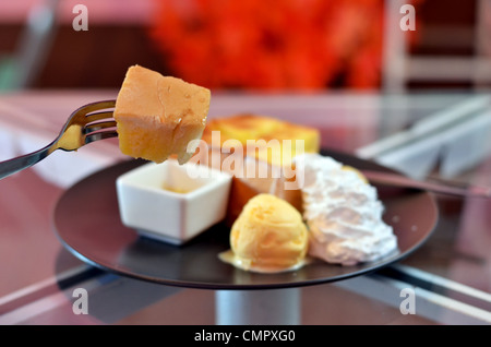 Close up toast sulla forcella , toast e montare la panna con gelato alla vaniglia servito con salsa di miele Foto Stock