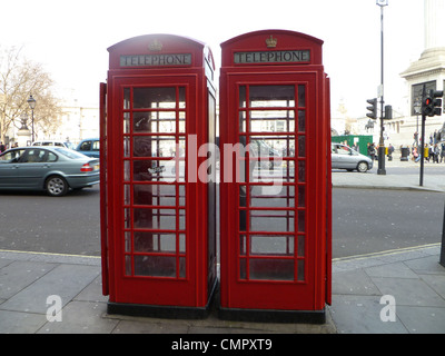 Vecchio telefono britannico scatole visto a Londra vicino a Trafalgar Square. Foto Stock