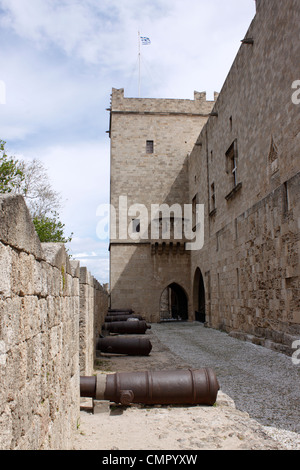 Le mura del palazzo del gran maestro nella città di Rodi sull'isola greca di Rodi. Foto Stock