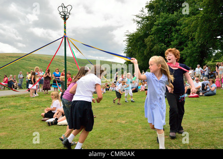Maypole ballerini in un villaggio di fete sul bordo della brughiera Foto Stock