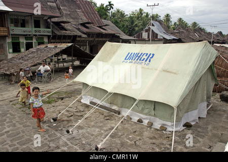 Ong fornito in tenda al di sopra del villaggio Lagundri Bay sull'isola di Nias dopo il 28 marzo 2005 grandezza 8.7 terremoto. Foto Stock