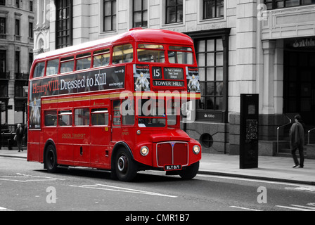Routemaster su Lugate Hill, città di Londra. Bus in colore colore contro un sfondo monocromo Foto Stock