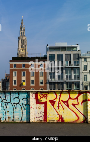 Graffiti vicino al lungomare che si affaccia sulla città di Anversa, Belgio Foto Stock