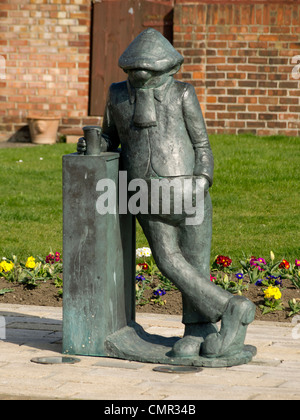 Una statua di bronzo di ben noto personaggio dei fumetti Andy Capp sul promontorio di Hartlepool Co Durham, casa del suo creatore Reg Smythe Foto Stock