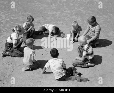 Anni Cinquanta ragazzi e ragazze marmi di ripresa Foto Stock