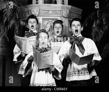 1940s ritratto di 4 CHOIRBOYS CANTANDO O Holy Night Foto Stock