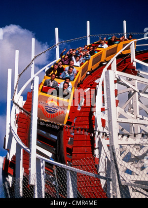 Anni Settanta anni ottanta roller coaster arriva nei pressi della curva di discesa piloti urlando Foto Stock