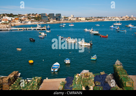 Le reti da pesca e la baia di fronte a Praia de Ribeira spiaggia Cascais resort costiero vicino a Lisbona Portogallo Europa Foto Stock