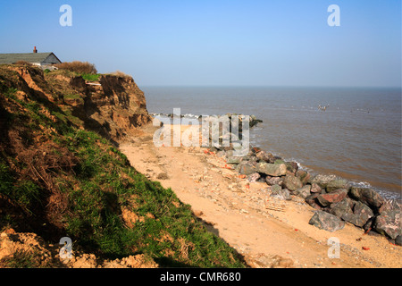 Una vista delle scogliere, la spiaggia e il mare di roccia difese a Happisburgh, Norfolk, Inghilterra, Regno Unito. Foto Stock