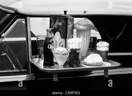 Anni Novanta il VASSOIO PER ALIMENTI CON SODA FOUNTAIN elementi sulla finestra Auto in corrispondenza degli anni cinquanta STYLE DRIVE-IN RISTORANTE Foto Stock