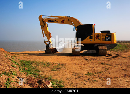 Un escavatore posizionato sulla rupe a Happisburgh, Norfolk, Inghilterra, Regno Unito. Foto Stock