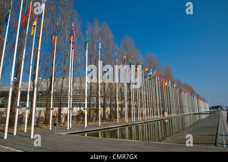 Pennoni di fronte Pavilhao Atlantico nel Parque das Nacoes il Parco delle Nazioni area Lisbona Portogallo Europa Foto Stock