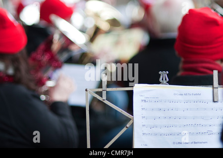 Tuba canti, la Cattedrale di St Paul, Londra. Un Natale annuale evento di beneficenza. Foto Stock