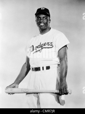 1940s 1947 BROOKLYN DODGERS giocatore di baseball Jackie Robinson che ha rotto il baseball di colore permanente di barriera guardando la fotocamera Foto Stock