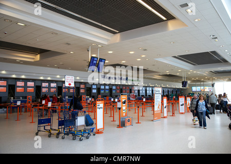 Interior checkin hall di Belfast international airport Irlanda del Nord Regno Unito. Foto Stock