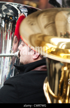 Tuba canti, la Cattedrale di St Paul, Londra. Un Natale annuale evento di beneficenza. Foto Stock