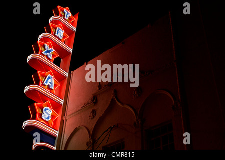 Insegna al neon fuori Texas Theatre, il luogo in cui Lee Harvey Oswald è stato arrestato poco dopo aver assertivamente assassinare JFK. Foto Stock