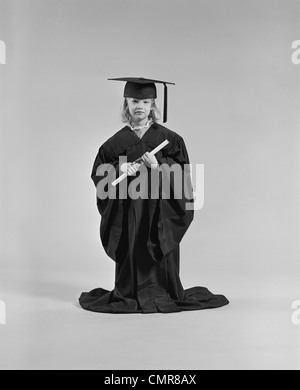 Anni Settanta ragazza indossando la laurea cappello abito DI DIPLOMA DI CONTENIMENTO Foto Stock