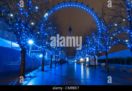 Il London Eye al crepuscolo, Londra, Inghilterra Foto Stock
