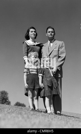 Anni Cinquanta ritratto di famiglia padre madre figlio figlia in piedi insieme all'aperto Foto Stock