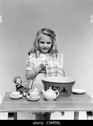 1940s BAMBINO BAMBINA E ASCIUGATURA BAMBOLA GIOCATTOLO di lavaggio stoviglie Foto Stock