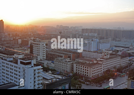 Vista aerea dell'alba sopra la città di Kunming, in Cina. Foto Stock