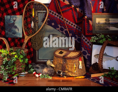 Anni Novanta ANCORA IN VITA CON NOSTALGICHE DI ATTREZZI DA PESCA Foto Stock