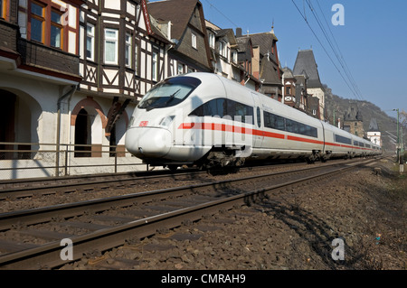 Il tedesco treno ICE passando attraverso Bacharach nell' Unesco " valle del medio Reno, Germania. Foto Stock