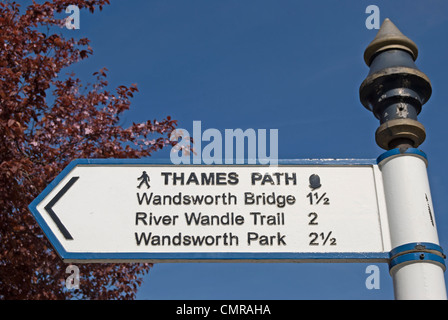 Thames Path sign in Battersea, Londra, Inghilterra, con indicazioni per Wandsworth Bridge, il wandle trail e a Wandsworth park Foto Stock