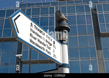 Thames Path sign in Battersea, Londra, Inghilterra, con indicazioni per Wandsworth Bridge, il wandle trail e a Wandsworth park Foto Stock