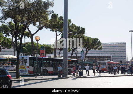 Stazione di autobus (Roma Termini) al di fuori della stazione ferroviaria principale (stazione termini) Foto Stock