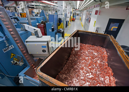 Denver, Colorado - produzione di monete presso la United States Mint. Un scomparto contiene forme vuote che sarà trasformato in pochi spiccioli. Foto Stock