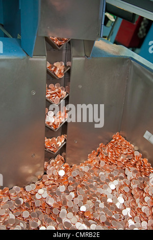 Denver, Colorado - produzione di monete presso la United States Mint. Una macchina produce fustellati che sarà trasformato in pochi spiccioli. Foto Stock