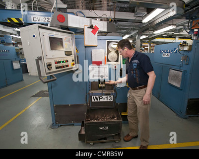 Denver, Colorado - Patrick Brown detiene spiccioli prodotta presso la United States Mint. Foto Stock