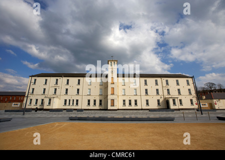 Quarti di soldati con la torre dell orologio e la parata a terra in piazza ebrington ex caserma ebrington base militare britannica Derry c Foto Stock