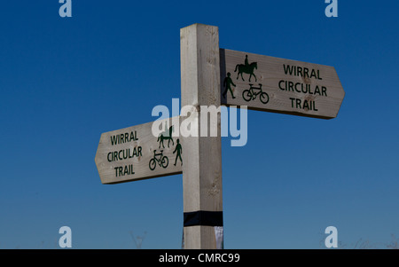 Wirral circolare di segnavia (legno) Foto Stock