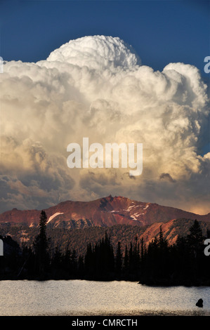 Tempesta nuvola sul lago camino in Oregon Wallowa della montagna. Foto Stock