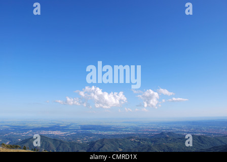 Vista panoramica mozzafiato sulla Valle Padana dalle Alpi, Bielmonte, Piemonte, Italia Foto Stock