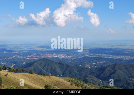 Vista panoramica mozzafiato sulla Valle Padana dalle Alpi, Bielmonte, Piemonte, Italia Foto Stock