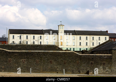 Quarti di soldati con la torre dell orologio e mura difensive in piazza ebrington ex caserma ebrington base militare britannica Derry Foto Stock