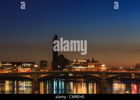 Vista della vecchia Londra industriale da Albert bridge Foto Stock