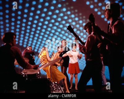 Anni sessanta anni settanta ragazzi Ballare in discoteca con band che suona musica blu gli effetti di illuminazione Foto Stock