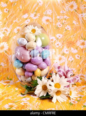 Anni Settanta la pasqua ancora vita MALTED CANDY uova uovo all'interno del contenitore a forma di margherite giallo sullo sfondo Foto Stock