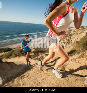 Stati Uniti, California, San Diego, due donne jogging lungo la costa del mare Foto Stock