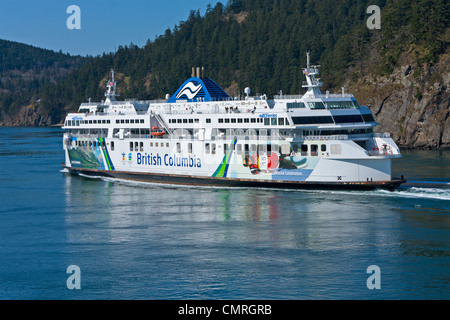 Un BC Ferry passando attraverso un attivo passano in corrispondenza della punta meridionale di Galiano Island in British Columbia, Canada. Foto Stock