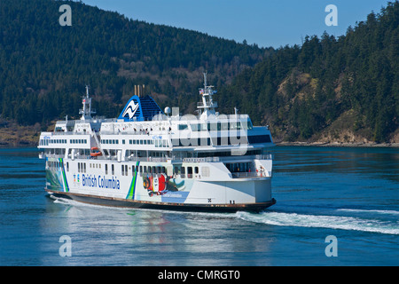 Un BC Ferry passando attraverso un attivo passano in corrispondenza della punta meridionale di Galiano Island in British Columbia, Canada. Foto Stock