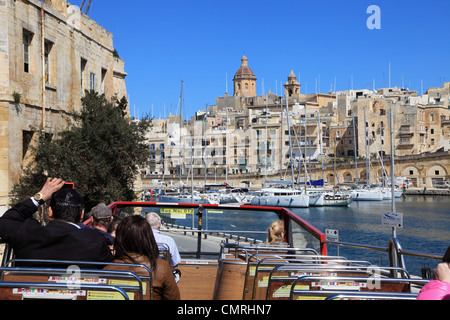 Vista del porto di La Valletta da una sommità aperta bus tour, Malta, Europa Foto Stock